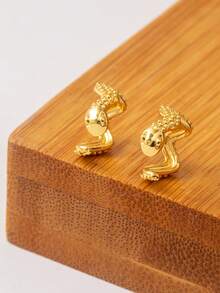 Conjunto de 6 brincos personalizados em formato de cobra, com banho de ouro 18K e zircônias cúbicas coloridas, em cobre. Perfeitos para uso diário e como presente para amigas em datas comemorativas e aniversários. - Ouro amarelo - Ver 5