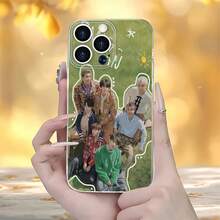 Foto grupal de  juntos en un campo de hierba. Esta elegante funda es compatible con los modelos  16, 15, 14 Pro Max, 13, 12, 11, XR y XS Plus. Fabricada en silicona TPU, ofrece protección contra golpes y caídas, además de una sensación superior. Es un regalo ideal para familiares, amigos y seres queridos, y una opción perfecta para Navidad. - transparente - Ver 1