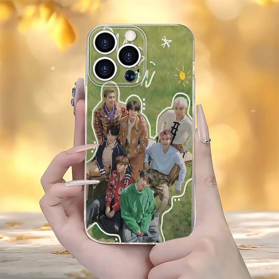 Foto grupal de  juntos en un campo de hierba. Esta elegante funda es compatible con los modelos  16, 15, 14 Pro Max, 13, 12, 11, XR y XS Plus. Fabricada en silicona TPU, ofrece protección contra golpes y caídas, además de una sensación superior. Es un regalo ideal para familiares, amigos y seres queridos, y una opción perfecta para Navidad. - transparente - Ver 1