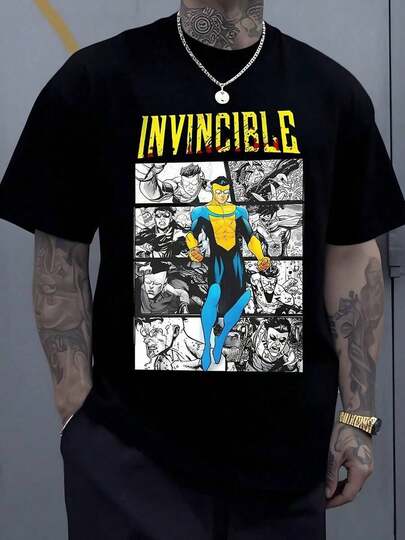Heroe invencible volando con traje azul y amarillo rodeado de vi?etas de cómic en blanco y negro que muestran escenas de lucha y expresiones intensas camiseta de hombre 100% algodón 220g
