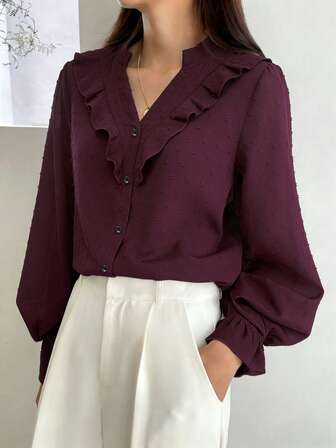 2026 新款春秋酒红色质感雪纺衬衫，V 领木耳，前襟纽扣，泡泡袖设计，适合工作通勤、轻度约会、日常/商务穿着，可与白色精致女士衬衫叠穿在西装/毛衣中。