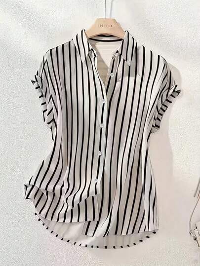 Camisa de mujer de moda con rayas, cuello polo de solapa única, hombros caídos y manga corta. Blusa de botones frontales sólidos. Camisa casual de oficina con cuello vuelto.