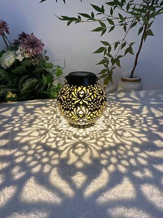 1个光影氛围增强型太阳能空心灯笼，球形复古投影灯，防水，适合户外使用，可用于装饰庭院/花园/露台，也可作为露营/民宿/家庭氛围夜灯。