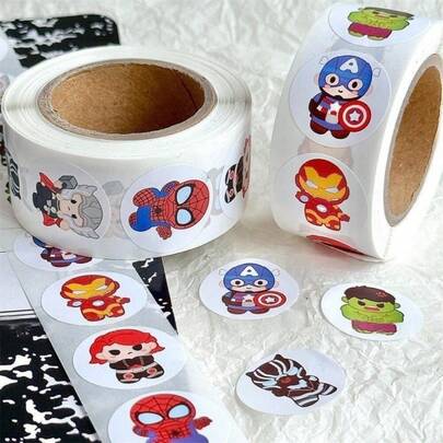 500 miếng/cuộn sticker trang trí chủ đề Avengers, thích hợp cho việc học tập và tự làm đồ thủ công của bé trai và bé gái, họa tiết hoạt hình, sticker hoạt hình dễ thương, chất liệu chống thấm nước, thích hợp cho việc làm sổ lưu niệm, dán phong bì, quà tặng lý tưởng cho Ngày thiếu nhi và sinh nhật cho bé trai và bé gái.