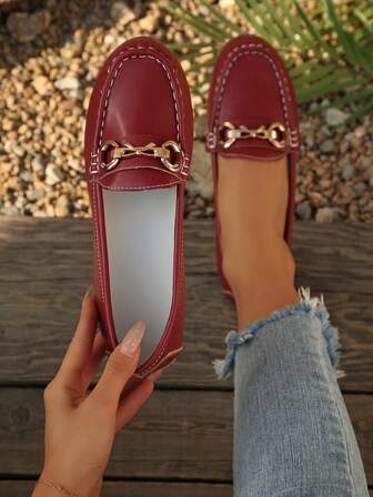 Nuevos mocasines elegantes de mujer con cadena dorada para primavera 2025, livianos y cómodos, zapatos planos de goma versátiles