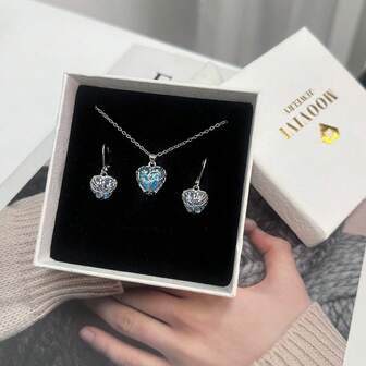 Un conjunto de tres piezas de joyería vintage elegante "Árbol de la Vida", con un colgante de collar con forma de corazón de piedra lunar y pendientes. Ideal para mujeres como regalo para el Día de San Valentín, el Día de la Madre o un aniversario. Viene en una caja de regalo.