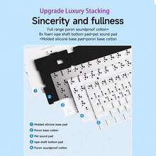 AULA F75 是一款支持蓝牙/2.4G 无线/有线三模式的定制机械游戏键盘，适用于 PC 和笔记本电脑。它采用全键热键可更换 PBT 材质，75% 布局，支持 RGB 通用灯效和多种键帽选择。这是一款专为办公、游戏和电竞而设计的键盘。 - 彩色 - 查看 10