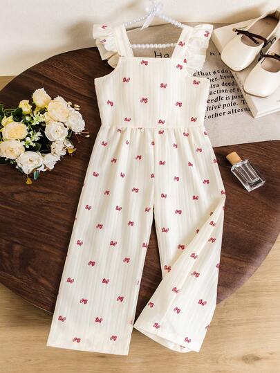 女童白色蝴蝶印花背带裤，甜美可爱，白色面料饰以粉色蝴蝶印花，喇叭袖阔腿设计，舒适又可爱，适合日常休闲穿着、邻里散步、超市购物等场合。