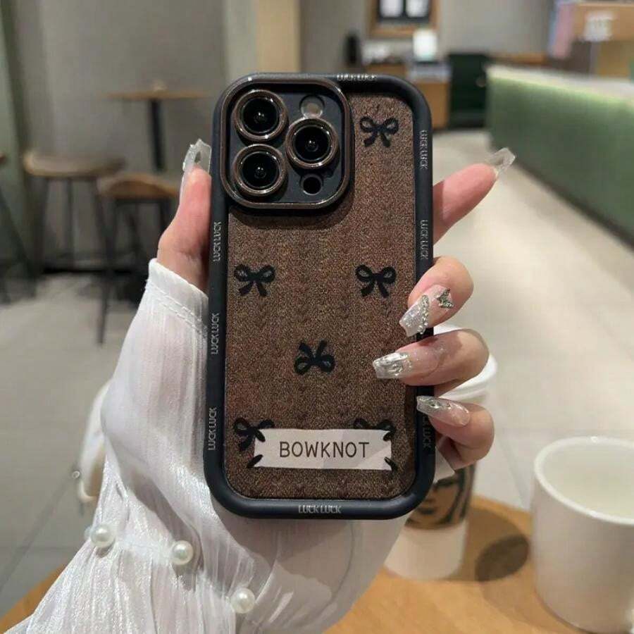 1 pieza funda de teléfono de moda de color marrón con diseño de lazo negro, incluye una etiqueta blanca con la palabra "bowknot" y texto decorativo "lucky lu", ideal para chicas modernas. Material exterior de policarbonato duro resistente a golpes con marco de cámara negro, interior de silicona suave que absorbe impactos. Protección completa contra salpicaduras de agua y caídas. Compatible con Apple 11 Pro Max, 12 Pro Max, 13 Pro Max, 14 Pro Max, 15 Pro Max, 16 Plus, 16 Pro Max, Galaxy S21, S22, S23, S24 Ultra, Redmi Note 13, 14, Pura 70, OPPO Reno 11, Honor X9, Pixel 7. - Negro - Ver 1
