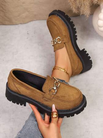 Nya Plusstorlekar Casual Tjocksulad Retrostil Mogen Elegant Elegant Mångsidig Slip-On Damskor, Enfärgad Låg Vamp Slip-On Metallkedja Mode Bekväm Personlighet Iögonfallande Klassisk Casual Vardag Pendling Semester Mocka Bruna Platå Loafers