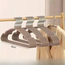 10个/5个加厚防滑树脂弧形晾衣架，适用于阳台晾晒衣物，非常适合紧凑型居住空间和阳台布置，弧形架设计可最大限度地提高空气流通，加厚防滑表面和防潮树脂涂层，为毛衣、T恤、毛巾和精致衣物提供多种晾晒选择；是春季大扫除、换季整理和日常收纳的理想之选，易于放置、存放和搭配兼容的晾衣配件，同时保持阳台或杂物间的整洁有序。