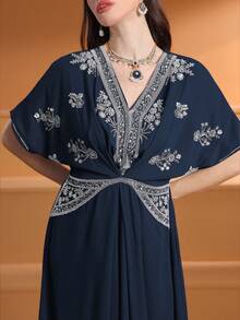 Vestido maxi árabe de manga raglán con cuello en V, cintura alta, unicolor y bordado de lujo - Azul Marino - Ver 4