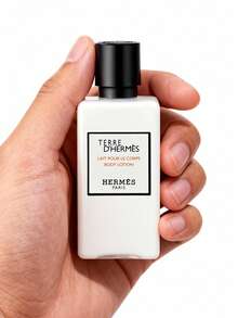 Hermès 大地系列保湿乳液以柑橘和胡椒的强烈组合为特色，展现了大地痕迹的燧石气味。 - 無色 - 查看 2