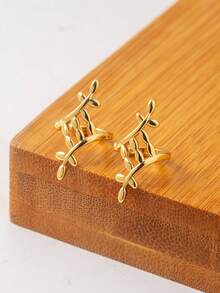 Conjunto de 6 brincos minimalistas e modernos em cobre banhado a ouro 18K com zircônias artificiais em formato de folha e trepadeira de ginkgo. Perfeitos para uso diário e como presente para amigas em datas comemorativas e aniversários. - Ouro amarelo - Ver 5
