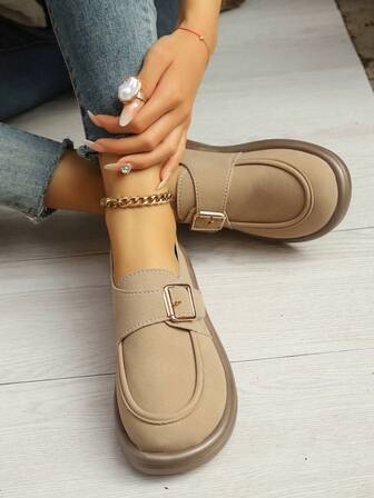 Nya plusstorlekar, mångsidiga och avslappnade slingback-loafers, lätta och bekväma enfärgade, praktisk stängning med tejp, lämpliga för daglig pendling, promenader utomhus, fritid och semester, collegestil med metallspänne, bekväma platta mocka- och vardagsskor för kvinnor