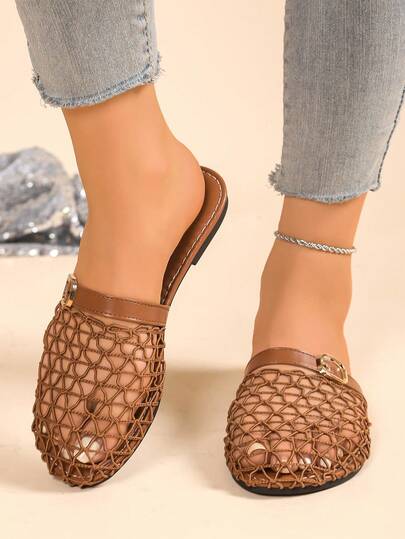 Chanclas de mujer de malla tejida, estilo casual de vacaciones para paseos por la playa/exploración de la ciudad, de cuero sintético blanco/negro/marrón, ajuste contorneado, diseño de malla transpirable, acento de hebilla de metal, combina bien con pantalones anchos de lino o faldas mini florales, soporte plano para caminar fácilmente, ambiente relajado de vacaciones con un estilo chic sin esfuerzo