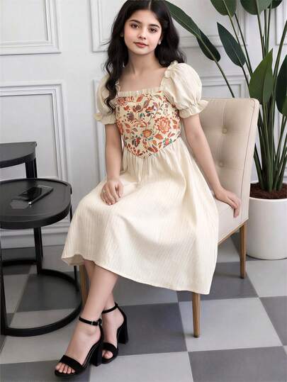 Champagnefärgad elegant sommarklänning med tryck och puffärmar för flickor