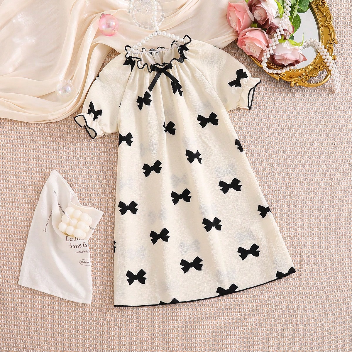 Este dulce y elegante conjunto de ropa de estar informal de manga corta está diseñado específicamente para niñas, con cuello redondo y estampado d