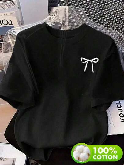 Camiseta bicolor en blanco y negro con estampado de lazo simple - Casual y versátil