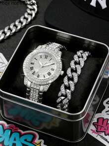 两件套闪耀全镶钻男士腕表套装，包含一枚全镶钻男士腕表和一条链式手链。罗马数字表盘搭配全镶钻表链，闪耀时尚，适合商务聚会、日常佩戴、圣诞派对、新年公司晚宴及各种场合。