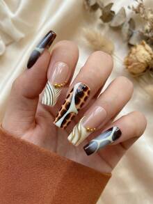 10片手工制作的Y2K/Grunge风格长方形美甲贴纸，棕色抽象动物纹和金色漩涡图案，灰色流畅线条，可移除可重复使用的美甲套装（包含凝胶指甲油和指甲锉） - 彩色 - 查看 2