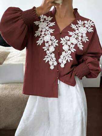 Camisa de mujer nueva de primavera, elegante y vintage: Cárdigan de cuello en V color rojo óxido con botones, mangas abullonadas y diseño bordado en blanco, estilo retro chic, corte holgado en línea H para vacaciones y ocio