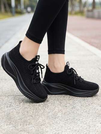 Dam Andningsbara Lätta Stickade Vandringskängor Snörning Rund Tå Låga Platåsneakers Med Kilsula Casual Sportstil För Dagliga Promenader Utomhusresor Vår Sommar Svarta Mesh Sportskor