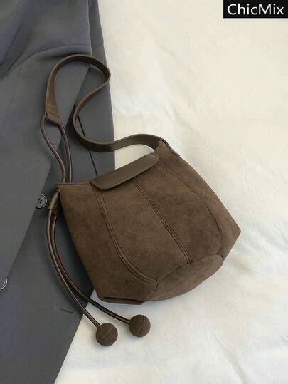 Solid Color Personalized Suede Flap Shoulder Bag, Casual And Versatile Round Ball Hanging Decoration Women's Bucket Shaped Handbag, Suitable For Shopping, Wallets, Shopping, Young Women, College Students, Newcomers, And White-Collar Workers. They Are Very Suitable For Offices, Universities, Work, Business, Commuting, Outdoor Activities, Travel, And Outings