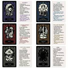 她是一款正念冥想自我肯定卡牌游戏，包含52张卡片，旨在帮助人们克服心理陷阱，适合朋友聚会、家庭聚会等场合，以增进彼此关系。 - 彩色 - 查看 3