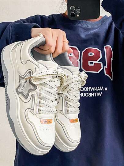 Nuevas zapatillas casuales con suela gruesa para hombres, con decoración de estrella de cinco puntas al estilo del puerto, zapatos blancos de corte bajo, simples y transpirables, versátiles zapatos retro elevados de estilo universitario americano para adolescentes, zapatos de skate con cordones y puntera redonda