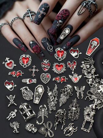 12 pezzi/30 pezzi Decorazioni per unghie in lega d'argento vintage miste a caso, inclusi cuori, teste di fantasmi, demoni, fiori diabolici, teschi, serpenti, pistole, croci, ragni, farfalle e altri charm per arte di unghie. Decorazioni per unghie di Ognissanti, arte di unghie 3D a forma di ossa, abbellimenti per unghie personalizzati, adatti per saloni di bellezza e uso personale.