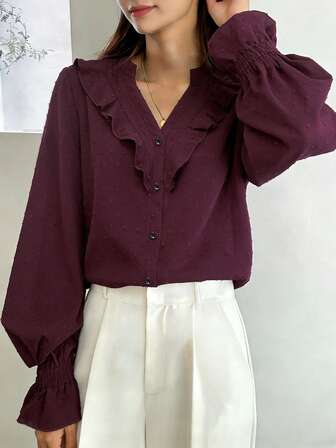 2026 Nueva camisa de gasa de textura rojo vino para primavera y otoño, cuello en V con orejas de madera, diseño de manga abullonada, adecuada para el lugar de trabajo, viajes, citas ligeras, uso diario/de negocios, combinable con un traje/suéter con una elegante camisa de señora blanca.