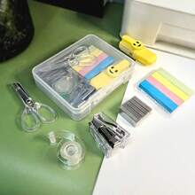 8件套便携迷你办公学习文具套装，包含打孔器、订书机、胶带座、小胶带、笔筒、剪刀和500枚10号订书钉，迷你办公用品，桌面回形针收纳盒（带2个笔袋），返校必备，学习用品