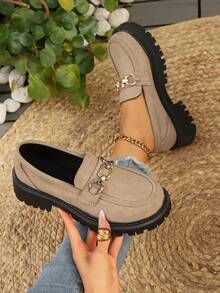 Plus Size Casual Gruba podeszwa Retro Style Dojrzałe Eleganckie Eleganckie Uniwersalne Wsuwane Buty Damskie, Jednokolorowe Wsuwane z Niską Cholewką Metalowy Łańcuch Modne Wygodne Personalizowane Przyciągające Wzrok Klasyczne Codzienne Codzienne Dojazdy Wakacje Zamszowe Khaki Mokasyny Koturnowe - Kolor khaki - Zobacz 6