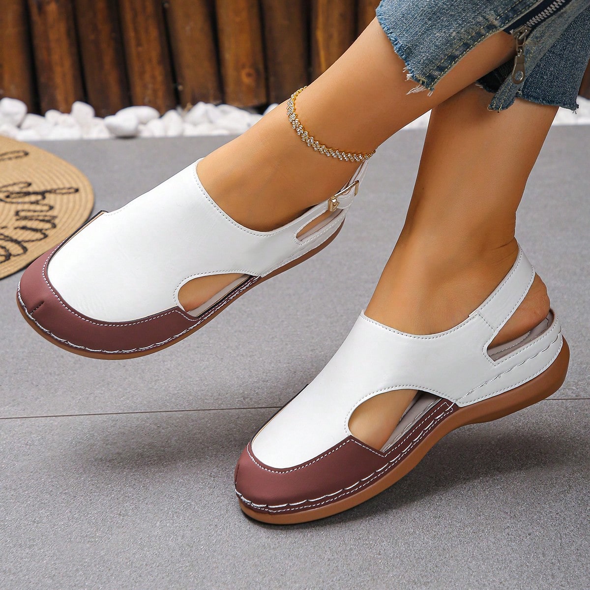Nuevas sandalias casuales de deporte al aire libre para mujer, sandalias de plataforma y cuña de verano de moda versátil en blanco y burdeos con pun