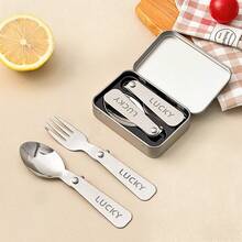 WORTHBUY Juego de 3 piezas de vajilla plegable portátil, tenedor y cuchara plegables de acero inoxidable 304 con estuche de hierro, juego de vajilla reutilizable con diseño de dibujos animados, apto para lavavajillas, adecuado para estudiantes y adultos en la escuela, oficina, campamento, picnic y viajes