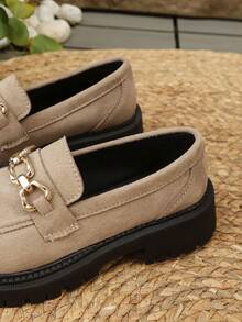 Plus Size Casual Gruba podeszwa Retro Style Dojrzałe Eleganckie Eleganckie Uniwersalne Wsuwane Buty Damskie, Jednokolorowe Wsuwane z Niską Cholewką Metalowy Łańcuch Modne Wygodne Personalizowane Przyciągające Wzrok Klasyczne Codzienne Codzienne Dojazdy Wakacje Zamszowe Khaki Mokasyny Koturnowe - Kolor khaki - Zobacz 2