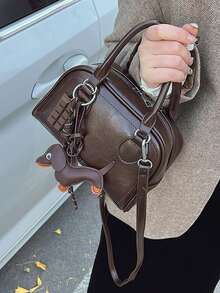 Ce sac de bowling de couleur unie à la mode est en matériau PU, avec une fermeture éclair et un design de lettre, décoré d'un pendentif de chien mignon. Son style minimaliste rétro et sa sensation de haute qualité le font se démarquer. Ce sac à main pour femme convient à un usage quotidien, est polyvalent et est un choix idéal pour les trajets, les courses, les sorties et le travail. C'est un sac pour femme de style vintage.