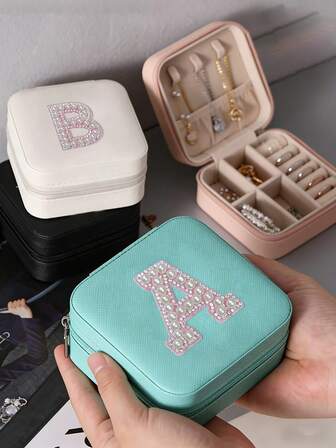1 st smyckeskrin med pärlmotiv, resesmyckeskrin med bokstäver från A till Ö, brudtärna, bröllopspresent, brevringsask, presentask för kvinnor, smyckeskrin i PU-läder (för ringar, hängen, örhängen, halsband) - presentask för flickor och kvinnor