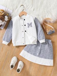 Conjunto feminino estilo motociclista com jaqueta texturizada bordada com a letra M em estilo colorblock e saia com botões em colorblock, ideal para outono/inverno. - Branco - Ver 1
