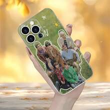 Foto grupal de  juntos en un campo de hierba. Esta elegante funda es compatible con los modelos  16, 15, 14 Pro Max, 13, 12, 11, XR y XS Plus. Fabricada en silicona TPU, ofrece protección contra golpes y caídas, además de una sensación superior. Es un regalo ideal para familiares, amigos y seres queridos, y una opción perfecta para Navidad. - transparente - Ver 6