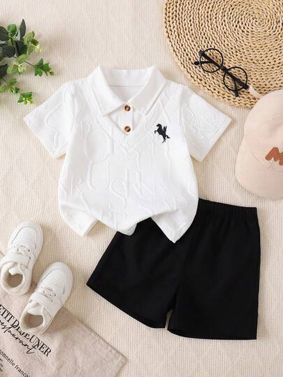 两件套男童休闲户外Polo衫套装，白色拼接奔驰马印花短袖上衣搭配黑色纯色短裤，适合夏季穿着