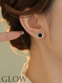 A Pair Of Fashionable Light Luxury Exquisite Versatile Geometric Round Stud Earrings For Young Girls' Daily & Holiday Wear