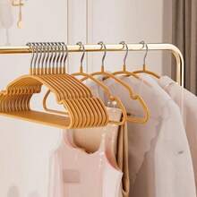 10个/5个加厚防滑树脂弧形晾衣架，适用于阳台晾晒衣物，非常适合紧凑型居住空间和阳台布置，弧形架设计可最大限度地提高空气流通，加厚防滑表面和防潮树脂涂层，为毛衣、T恤、毛巾和精致衣物提供多种晾晒选择；是春季大扫除、换季整理和日常收纳的理想之选，易于放置、存放和搭配兼容的晾衣配件，同时保持阳台或杂物间的整洁有序。