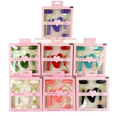 Set de 3 piezas de herramientas de masaje facial, 3 piezas de rodillo de jade y tabla Gua Sha, jade nefrita natural. Rodillo facial masajeador, herramienta Gua Sha, herramienta de masaje de jade, antienvejecimiento, restaura la vitalidad facial y del cuello, reduce las arrugas y la hinchazón de los ojos. Adecuado para masaje facial, apto para uso doméstico y salón. Regalo para mujeres, belleza, cuidado de la piel, spa, autocuidado, herramientas de cuidado de la piel, cuidado facial, suministros de esteticista, masaje, herramientas de masaje facial, rodillo facial