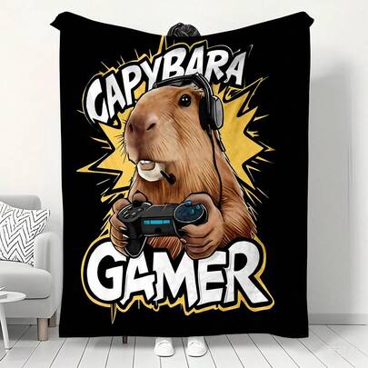 超柔软法兰绒毯，温暖舒适，印有“CAPYBARA GAMER”字样和水豚游戏玩家（戴着耳机，拿着游戏手柄）图案，适合沙发和卧室使用，是游戏玩家和水豚爱好者的绝佳礼物，不易起球。