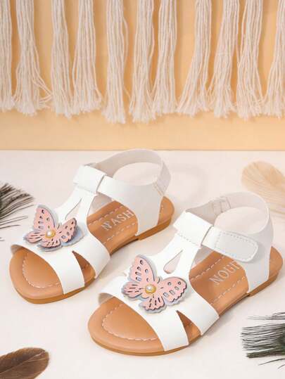 1双女童凉鞋，蝴蝶珍珠甜美设计，3D镂空蝴蝶装饰，柔软人造革，透气防滑，舒适露趾低帮，可调节踝带，平底，蝴蝶珍珠甜美风凉鞋，适合夏季花园野餐/女孩生日派对穿着。