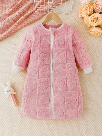 1 件毛绒长袖心形睡袋，温暖柔软，保护宝宝娇嫩的皮肤，防止宝宝踢毯子，帮助宝宝安然入睡，清新色彩搭配心形图案长袖睡袋