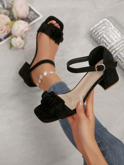 2025 Nuevas sandalias de tacón medio negro mate de gamuza, sandalias de tacón grueso con puntera abierta y estampado floral para niña, zapatos versátiles y cómodos para ir al trabajo y