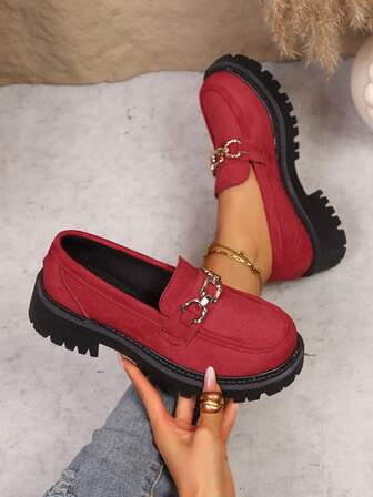Nya Plus Size Casual Tjocksulade Retrostil Mogen Elegant Elegant Mångsidig Slip-On Damskor, Enfärgade Låg Vamp Slip-On Metallkedja Mode Bekväma Personliga Iögonfallande Klassiska Casual Vardagspendling Utomhuskläder Damloafers, Mocka Röd Kilklack Platå